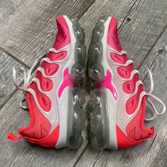 NIKE AIR VAPORMAX PLUS Platinum Tint/Flash Crimson/Pink Blast 10 - Picture 3 of 15
